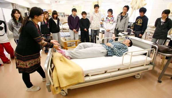 Sinh viên đại học Chubu Gakuin học tập lĩnh vực chăm sóc sức khỏe