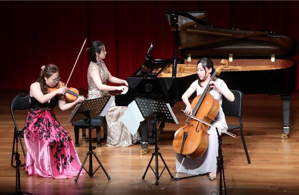 Sinh viên nhạc viện Synpura Singapore thực hiện các tiết mục âm nhạc