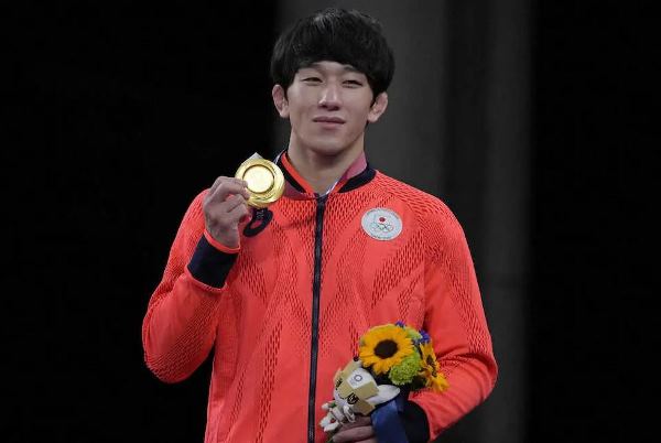 Takuto Otoguro với tấm huy chương vàng tại Thế vận hội mùa hè 2020