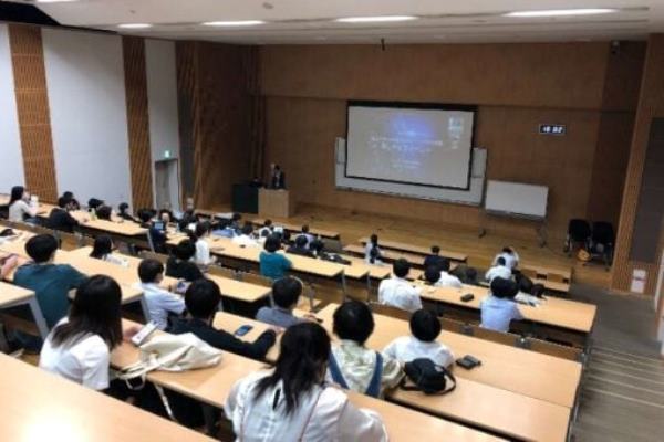 Tân sinh viên tham gia buổi học đầu tiên tại đại học Fukuyama