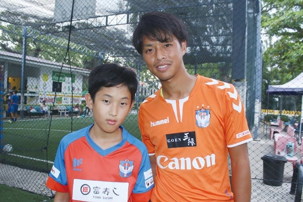 Cầu thủ bóng đá Kento Nagasaki (phải) thi đấu tại Singapore