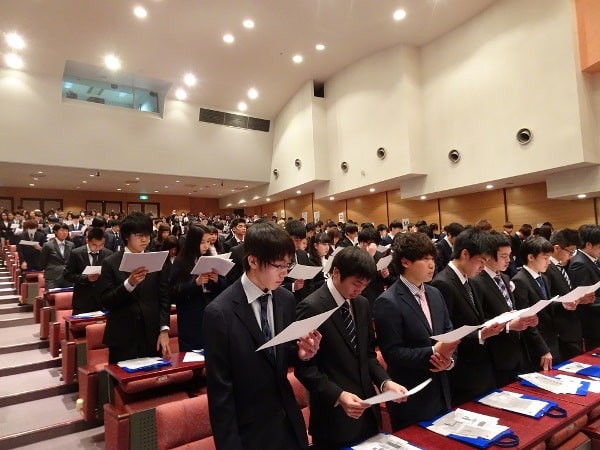 Sinh viên làm lễ tuyên thệ trong ngày nhập học tại đại học Tokyo Fuji