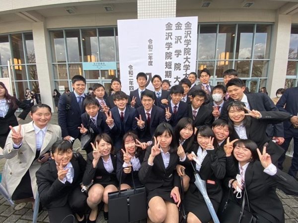 Sinh viên tham dự lễ nhập học tại đại học Kanazawa Gakuin