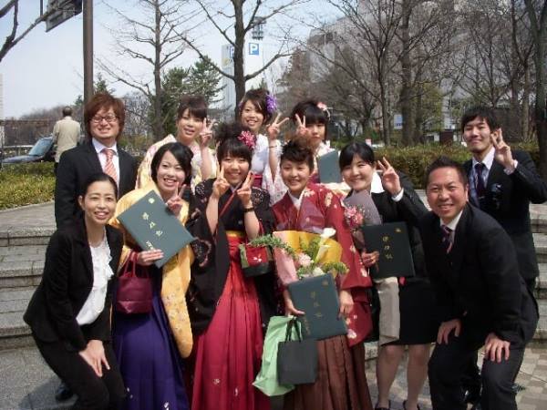 Sinh viên đại học Kinh tế Thành phố Takasaki tham dự lễ tốt nghiệp