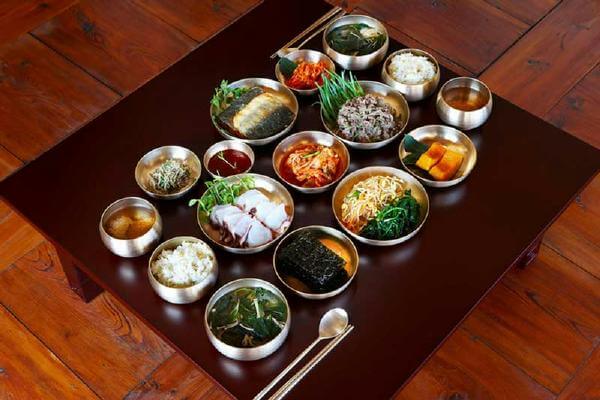 Các món ăn kèm trên bàn ăn của người Hàn