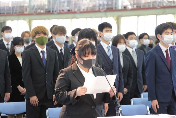 Sinh viên đại học Quốc tế Kagoshima đọc lời tuyên thệ trong ngày nhập học