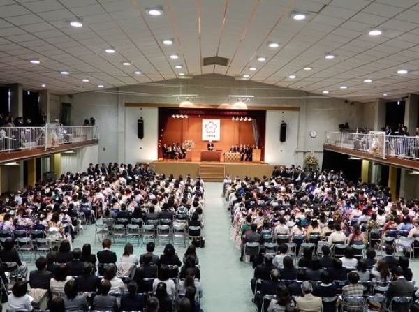 Sinh viên tham gia lễ nhập học tại đại học Shiraume Gakuen