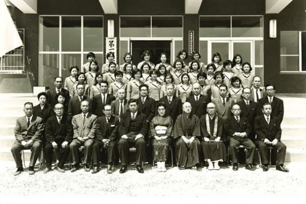 Osaka Aoyama University vào những ngày đầu thành lập