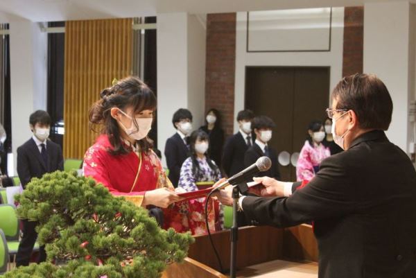 Sinh viên đại học Asahikawa nhận bằng tốt nghiệp