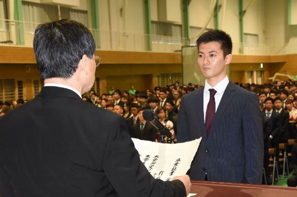 Sinh viên đại học Sendai nhận bằng tốt nghiệp