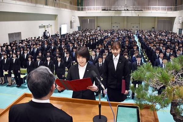 Tân sinh viên đọc lời tuyên thệ tại lễ nhập học của đại học Aomori Chuo Gakuin