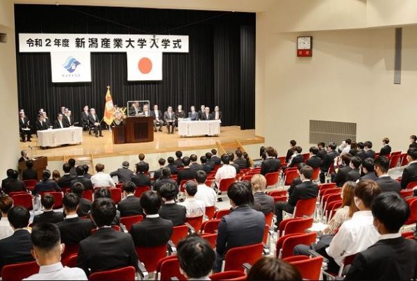 Tân sinh viên tham dự lễ nhập học tại đại học Niigata Sangyo