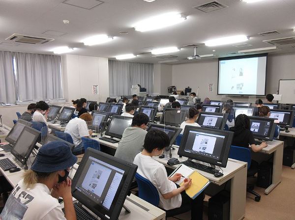 Sinh viên ngành Manga tại Bunsei University of Art