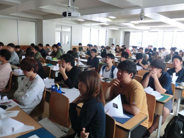 Tân sinh viên đại học Aichi Sangyo trong ngày đầu nhập học