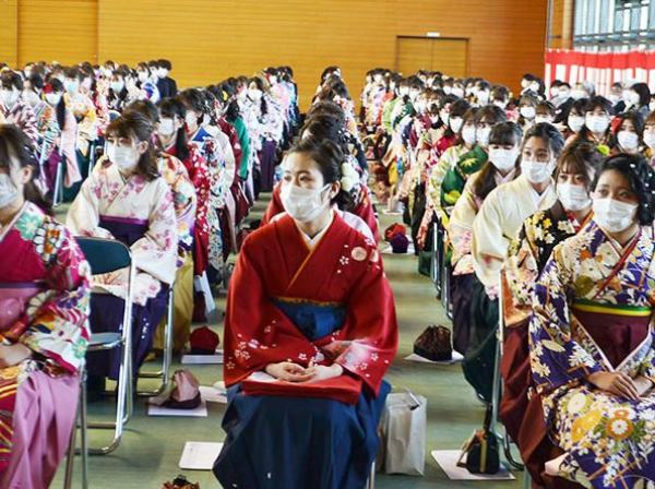 Sinh viên tham dự lễ tốt nghiệp tại đại học Saitama Gakuen