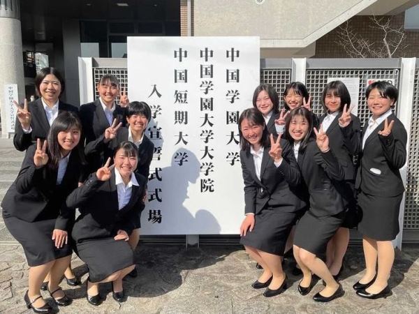 Sinh viên đại học Chugoku Gakuen trong ngày nhập học