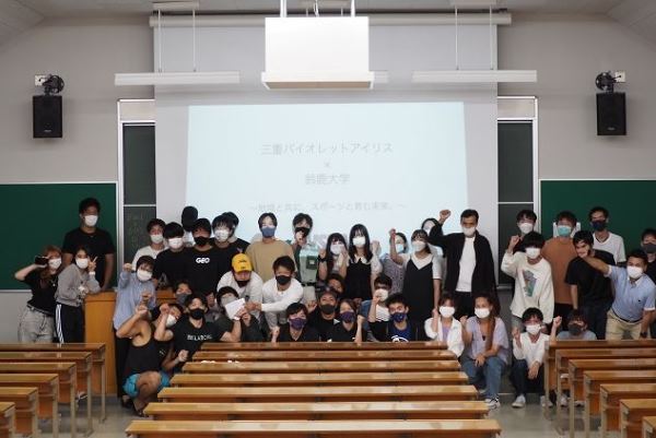 Tân sinh viên khoa Nghiên cứu khu vực quốc tế thuộc đại học Suzuka