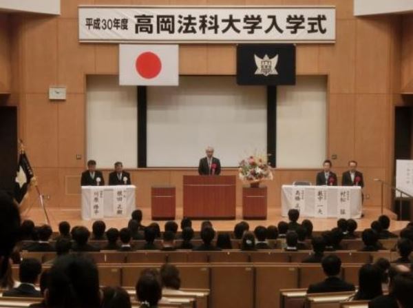 Lễ nhập học tại đại học Luật Takaoka