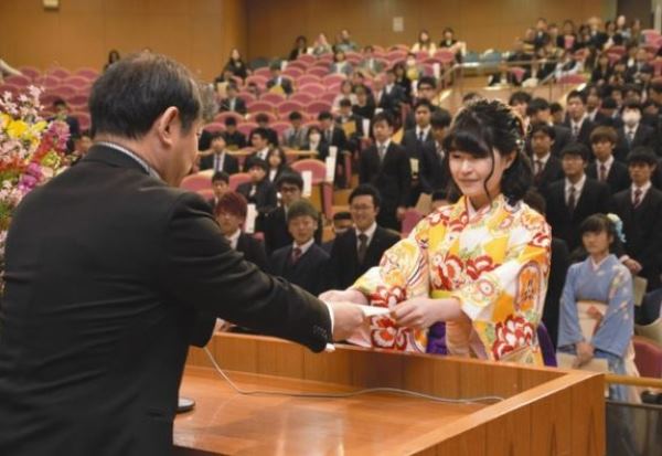 Sinh viên đại học Gifu Kyoritsu nhận bằng tốt nghiệp