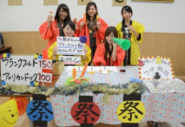 Sinh viên tham gia lễ hội tại đại học Aikoku Gakuen