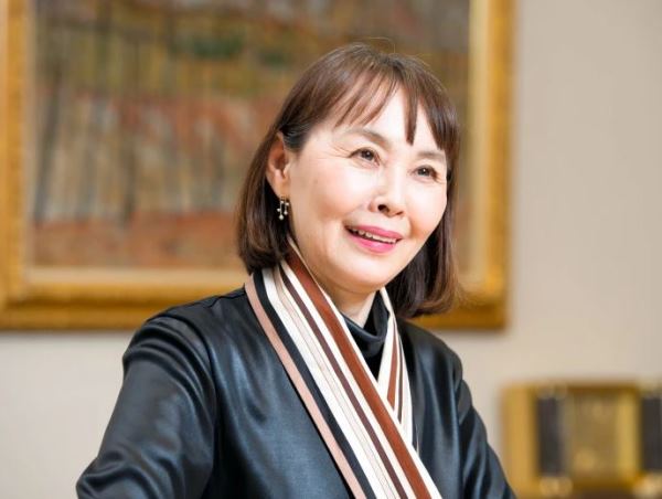Nữ nhà văn tiểu thuyết Makate Asai