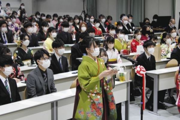 Sinh viên tham dự lễ tốt nghiệp tại đại học Khoa học Y tế Gifu