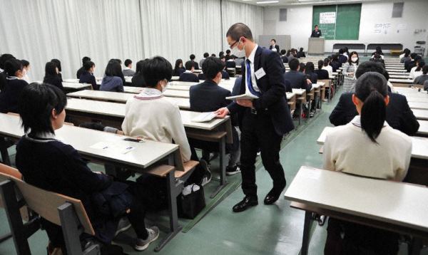 Sinh viên tham gia kỳ thi tuyển sinh tại đại học Fukuchiyama