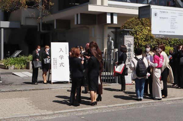 Tân sinh viên tham gia lễ nhập học tại đại học Kyoto Kacho