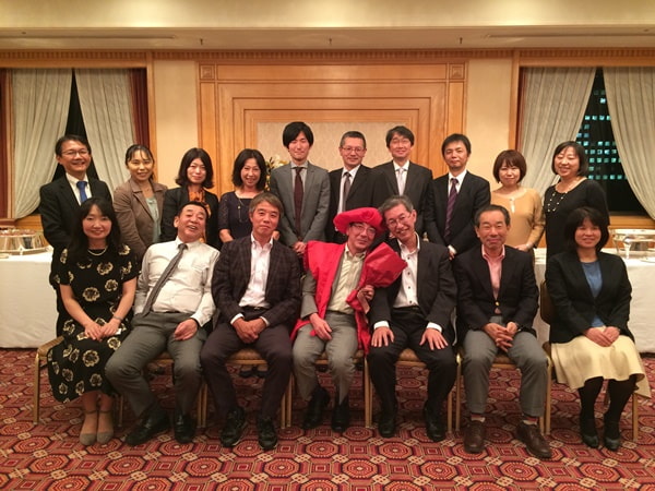 Giáo sư Kaneko Akihiro (người khoác áo đỏ, ngồi giữa) trong buổi lễ sinh nhật của ông tại Đại học Tokai