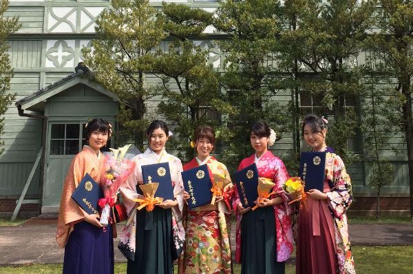 Sinh viên đại học Nữ sinh Nara nhận bằng tốt nghiệp