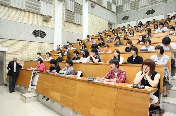 Sinh viên trong một giờ học tại đại học Nha khoa Matsumoto