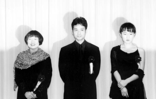Tiểu thuyết gia Masako Bando (ngoài cùng bên trái)