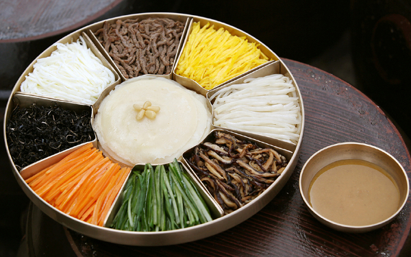 Nem cuốn cửu vị - Gujeolpan cũng là món ăn chứa các từ vựng tiếng Hàn về màu sắc